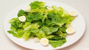 Салат из креветок с перепелиными яйцами