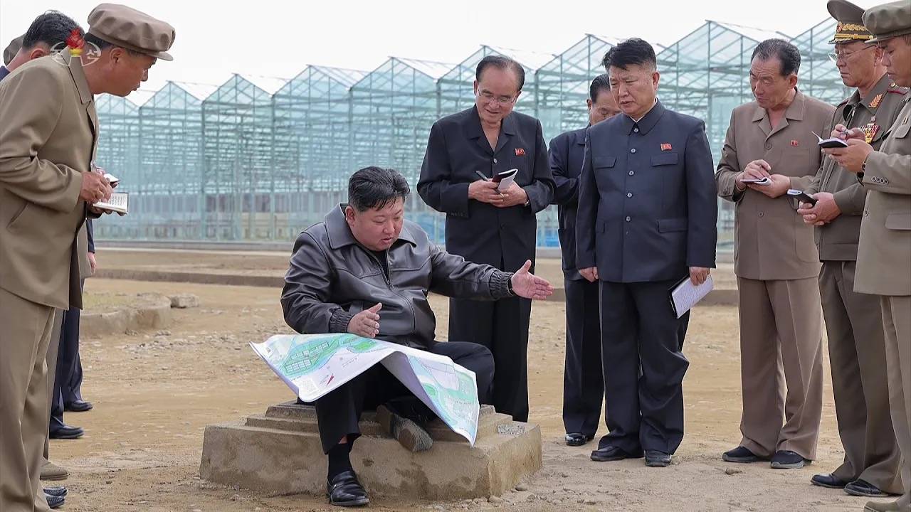 Ким Чен Ын руководит строительством комбинированной тепличной фермы в Синыйджу смотреть онлайн