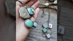 Асимметричные медные кулоны с фарфором, стеклом и морской галькой