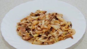 Куриная печень с грибами в сметане