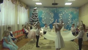 Нежный танец снежинок с тканью "Зимняя сказка" в детском саду