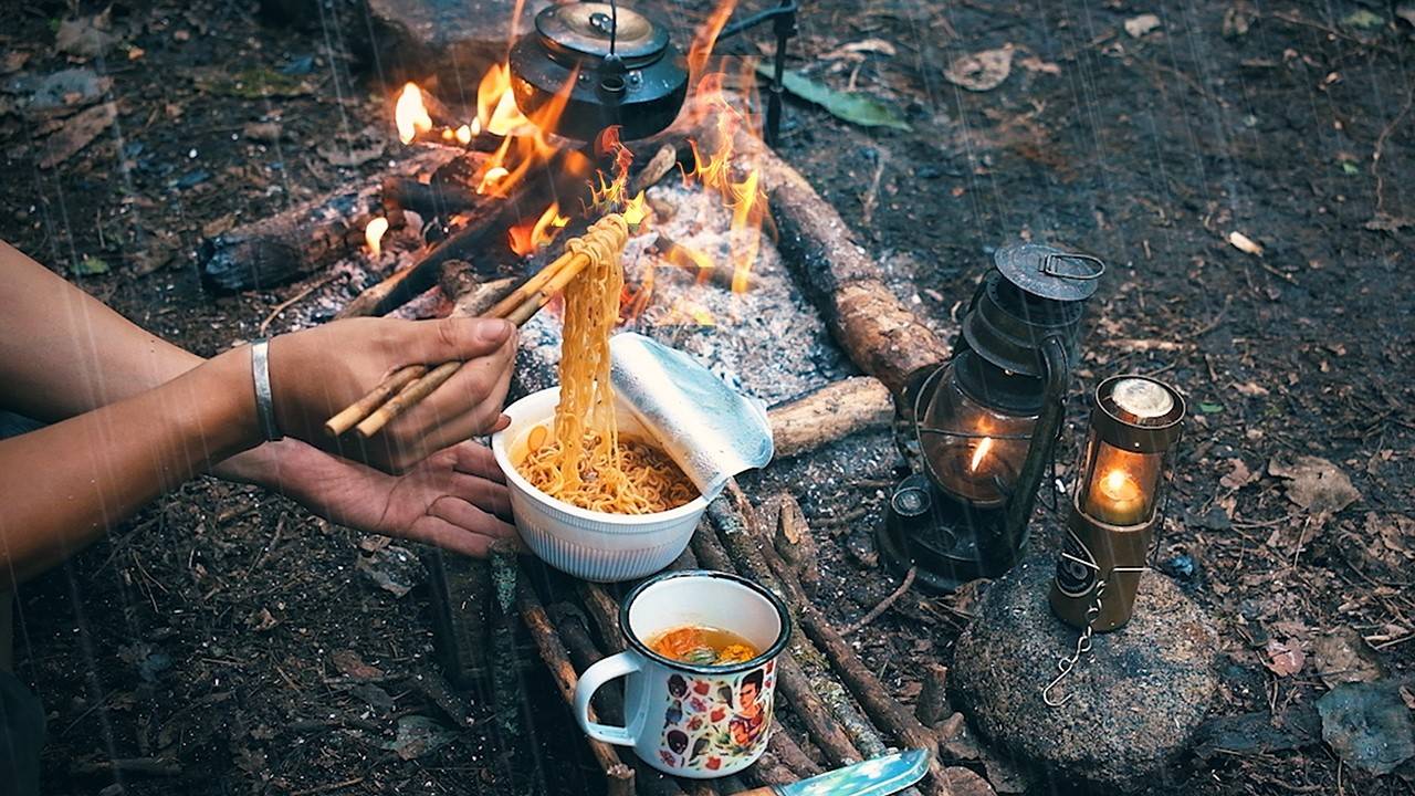 Уютный костёр и дождь – Расслабляющий одиночный кемпинг ASMR смотреть онлайн