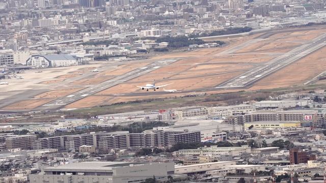 Professional Skills of this 787 pilot landing in Osaka with the most difficult approach