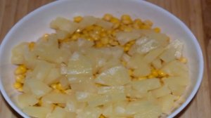 Салат с ананасом, и курицей, и кукурузой