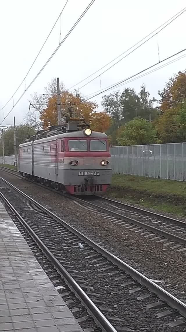 Электровоз ВЛ10У-435 (ТЧЭ-5) следует резервом.