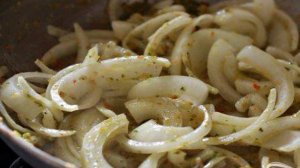 Салат из креветок, яиц и помидора