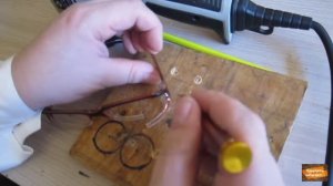 Вынимаем стразы из очков в пластиковой оправе.