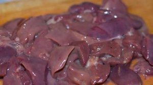 Куриная печень, тушенная с луком и морковью