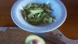 Салат из креветок с авокадо