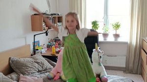 Мия танцует