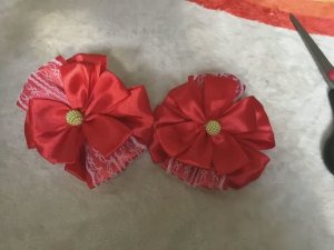 Красивый красный бантик