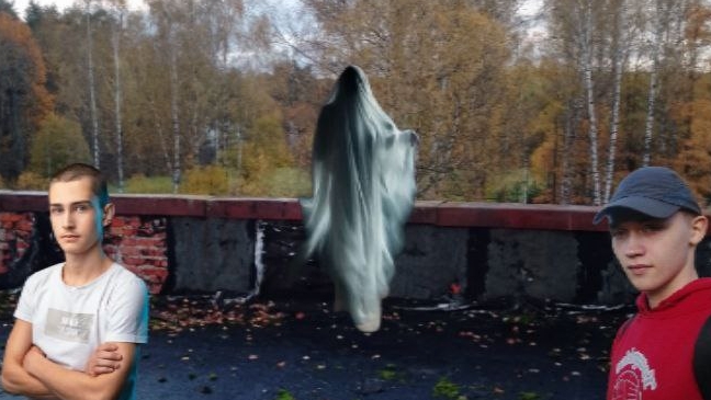 2 человека исследуют заброшенный приют