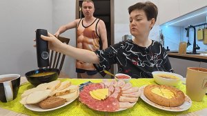 Мукбанг Вован БУХТИТ с утра! ОТЧИТАЛ меня за плохое поведение как ДЕВЧОНКУ! Семейный обед в России