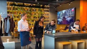 ЧТО ЭТА ДЕВУШКА ТВОРИТ ?! ОНА ПРОСИТ ОПЛАТИТЬ У ВСЕХ ЗА НЕЁ СЧЁТ В РЕСТИКЕ ?! 😱