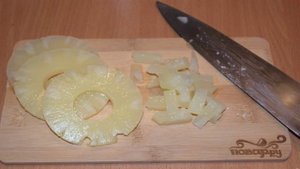 Салат с ананасом, и курицей, и шампиньонами