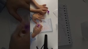 Ребят я открываю пакетики но я заканчиваю калекцую хелло китти я открываю пакетики с сестрой! 😉