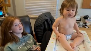 Малышка разговаривает со старшей сестрой - 2022 год