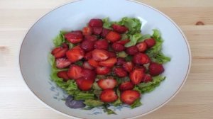 Салат с авокадо и клубникой