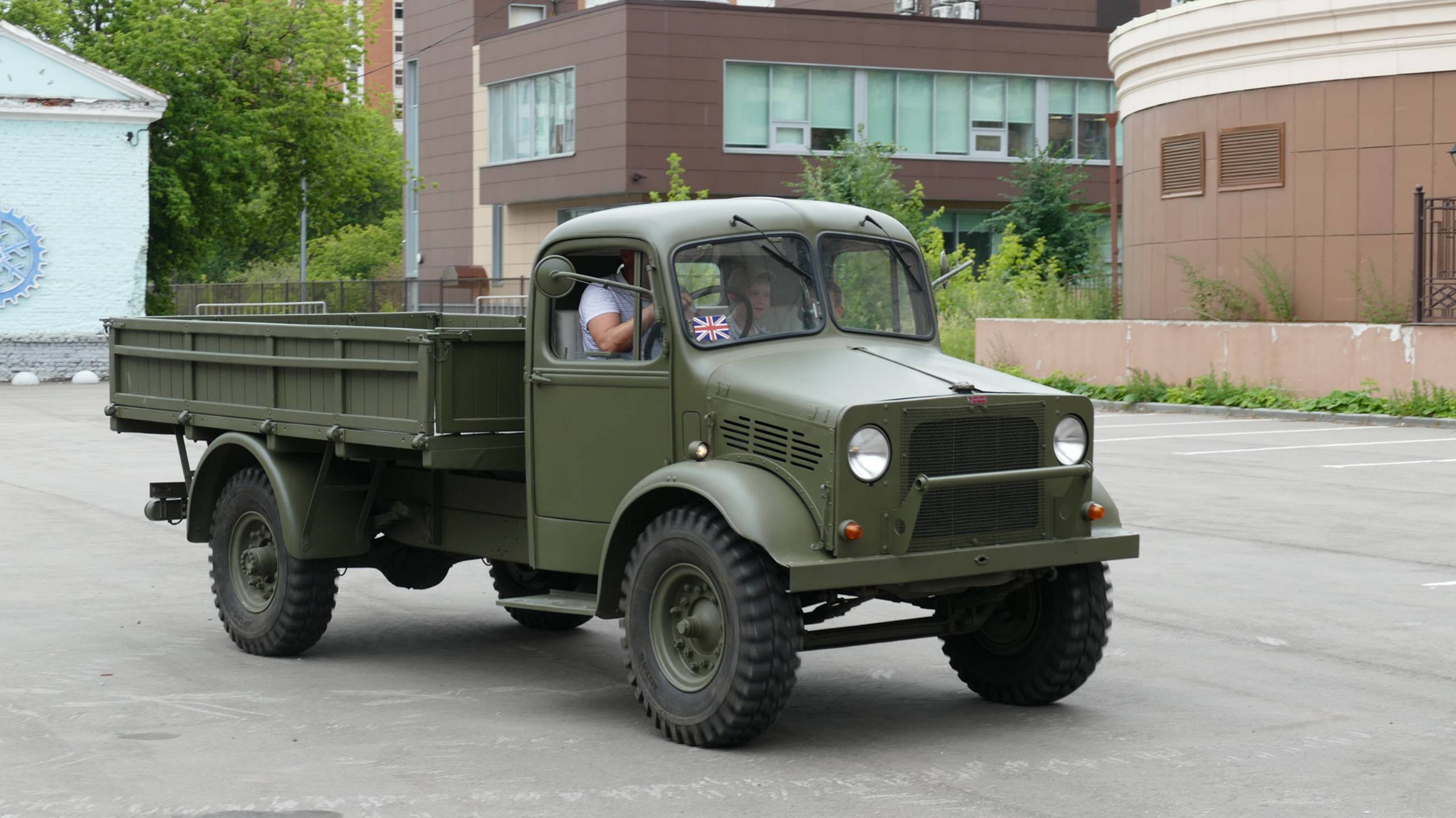 Динамический показ английского грузовика Bedford OYD на выставке "Моторы Войны", июль 2022 смотреть онлайн