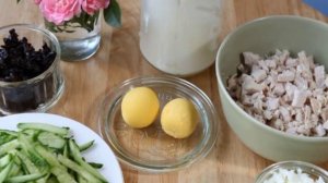 Салат из курицы новогодний с огурцом и черносливом