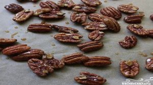 Салат из красной капусты, пекинской капусты и орехов