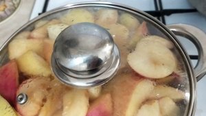 Густой компот из яблок в кастрюле