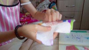 открываем бумажные пакетики с Алиной
