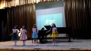 Вокальный ансамбль "Солнышки". Уютненская ДМШ. "Летняя песенка", муз.Г.Булякова, сл.Т.Дрокиной)