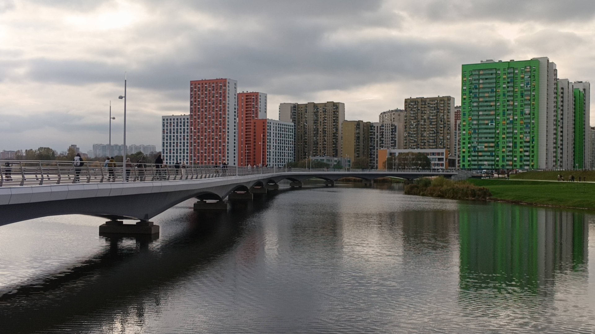 Прогулки по Москве. Новый мост через озеро Черное и парк Дружбы в Некрасовке. смотреть онлайн