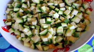 Салат из кукурузы, цукини и помидоров