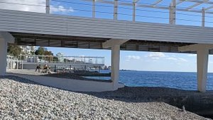 Типичная Ялта, бархатный сезон-2025: купание в роскошном море, Массандровский пляж, центр курорта