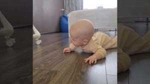 Научился на животике активничать 😍 октябрь 2023 год