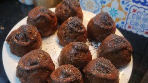 Сходили на прогулку. Костя готовит пирожные под моим руководством.