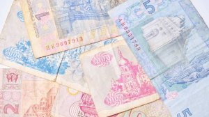 Bloomberg: МВФ требует от Украины произвести девальвацию гривны