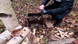 Мужик отшельник выживает в одиночку в лесотундре с пельменями