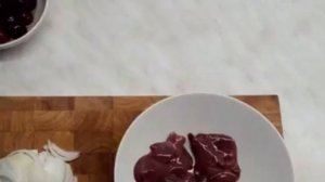 Куриная печень с маринованной черешней
