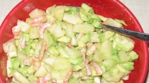 Салат с авокадо, и креветками, и ананасом