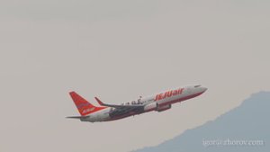 Боинг 737 корейской авиакомпании Jeju Air взлетает из аэропорта Гонконга.