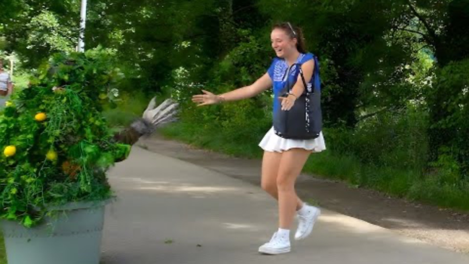 EPIC SUMMER REACTIONS _Bushman Prank , SO SO FUNNY смотреть онлайн