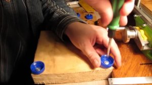 Ножки из крышек.