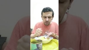 Мукбанг обжор, вареная картошка с рыбными консервами, овощной салат из огурцов и помидоров