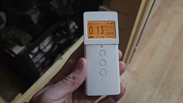 Дозиметр радиации. Измерение радиоактивного фона от камней в Бане.