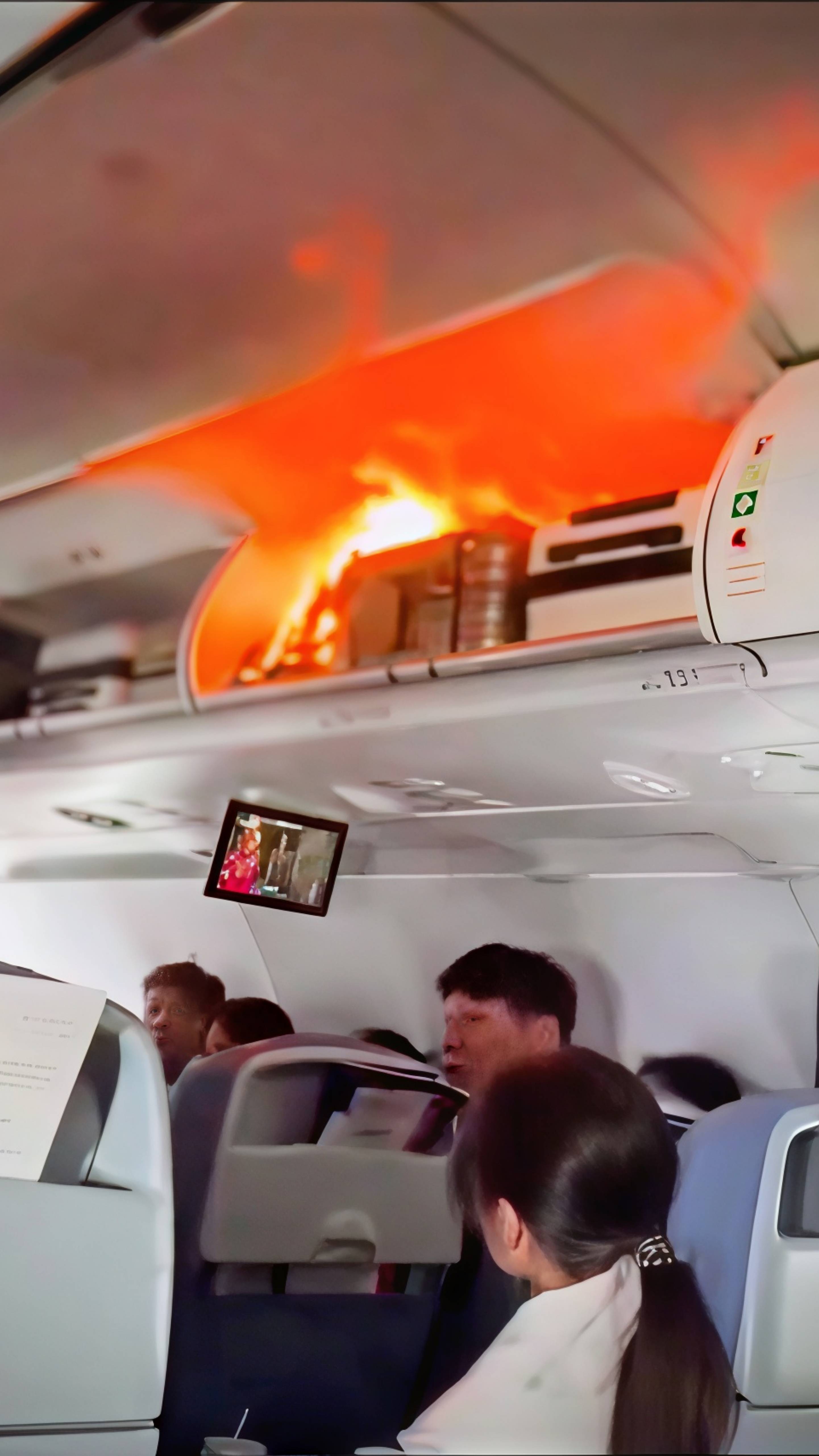 Во время полёта в самолёте произошло возгорание литиевого аккумулятора (пауэрбанка)✈️🔥