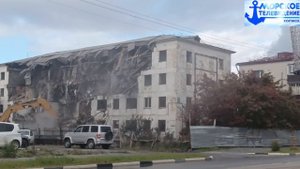 Процесс сноса здания Советская 121 города Холмск. Бывшая поликлиника Рыбаков.