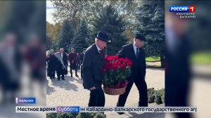К монументу Валерия Кокова в Нальчике возложили цветы в честь памятной даты