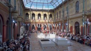 Показ женской коллекции Valentino весна-лето 2024