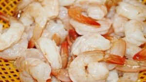 Салат из креветок с помидорами