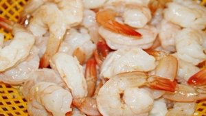 Салат из креветок с помидорами