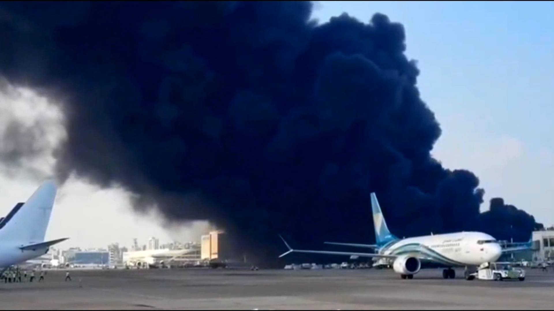 18.10.2025 Мощный пожар в международном аэропорту в Дакке в Бангладеш