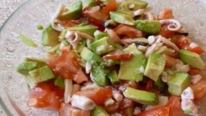 Салат с авокадо и морепродуктами
